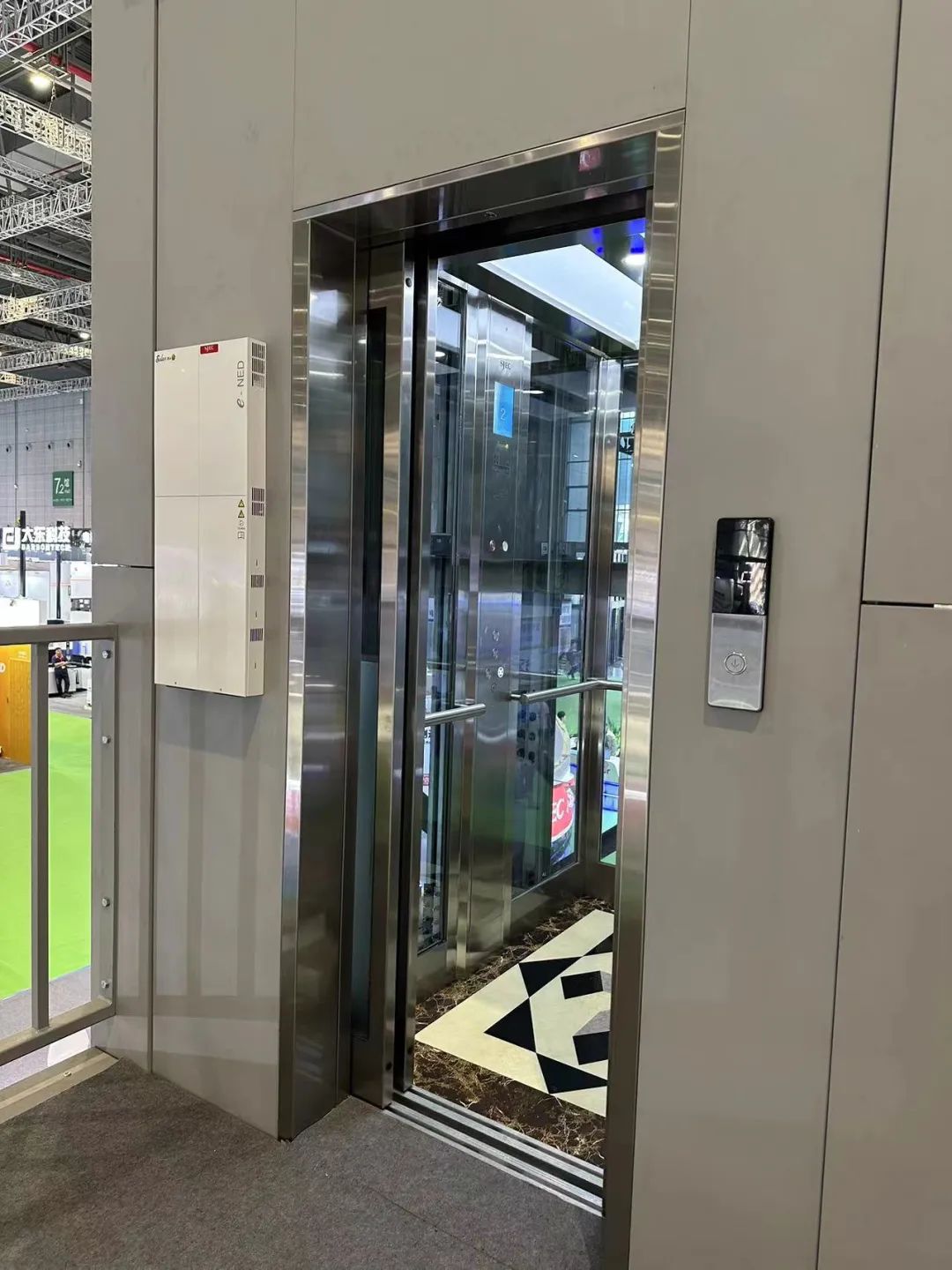A sectioned elevator display showing the controller, car operating panel and landing indicators