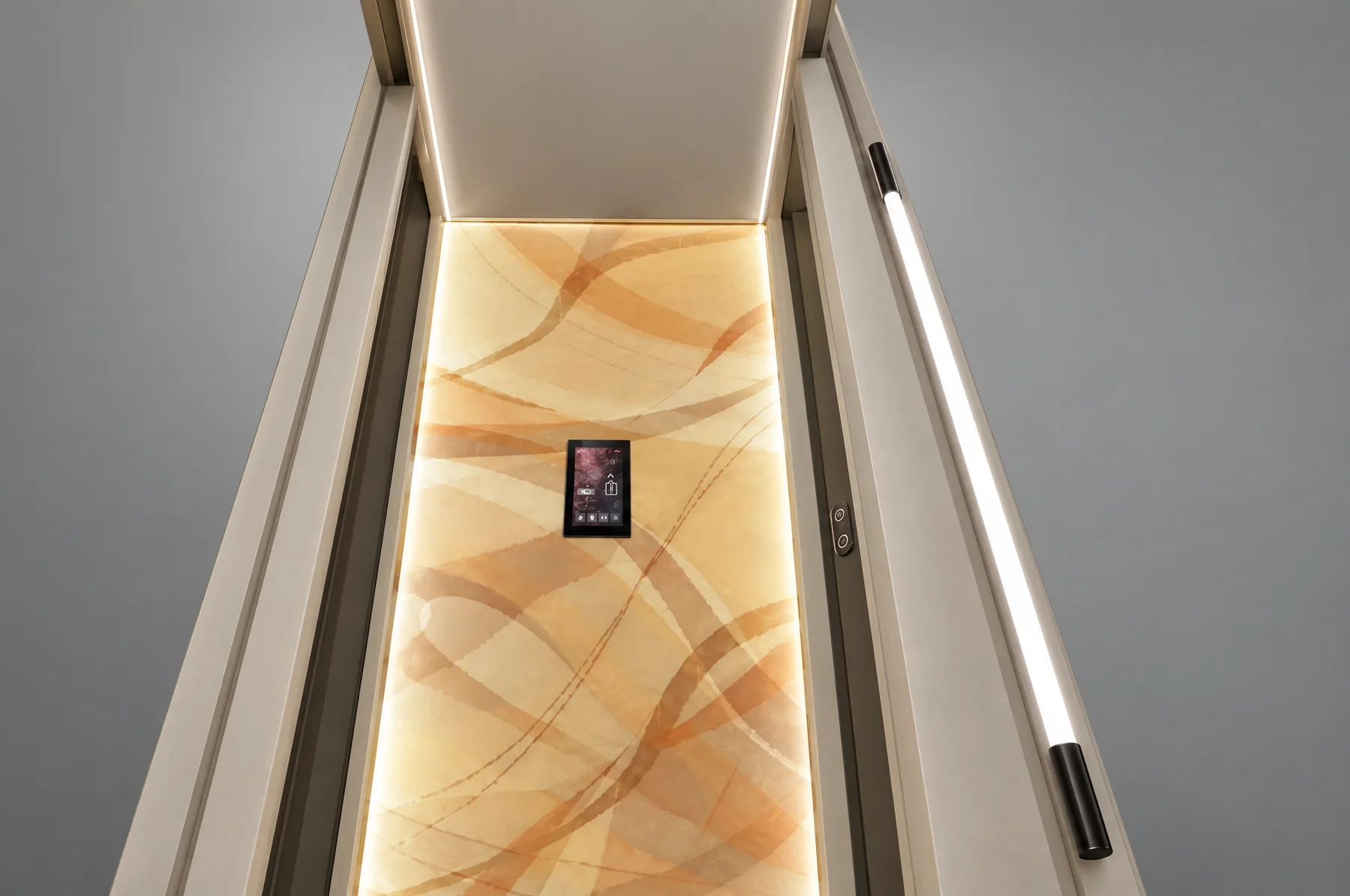 Menengadah ke dalam kabin home lift backpack traction, panel bermotif batu bercahaya latar menyala di dinding belakang ke arah plafon kabin