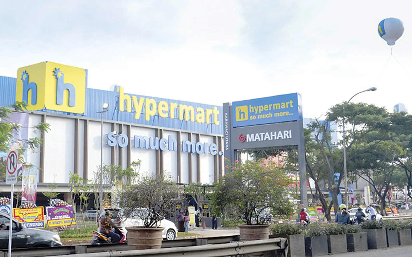 Hypermart store frontage at Karawaci, Tangerang