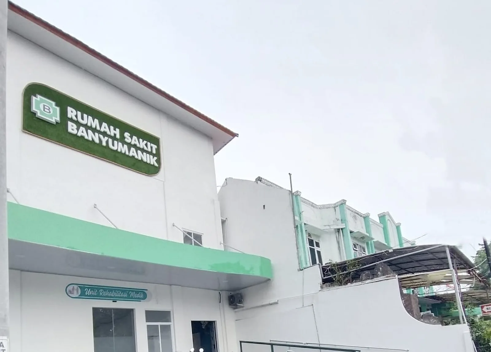 Entrance frontage of Rumah Sakit Banyumanik in Semarang