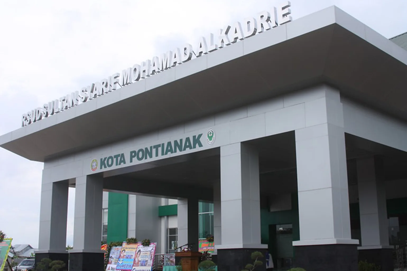 Entrance canopy of RSUD Sultan Syarif Mohamad Alkadrie in Pontianak