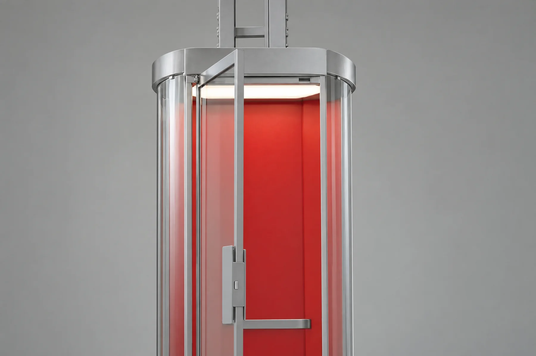 Close-up studio kabin home lift tanpa shaft: tiang sudut aluminium brushed, panel kaca bening, dan panel kabin merah di belakangnya