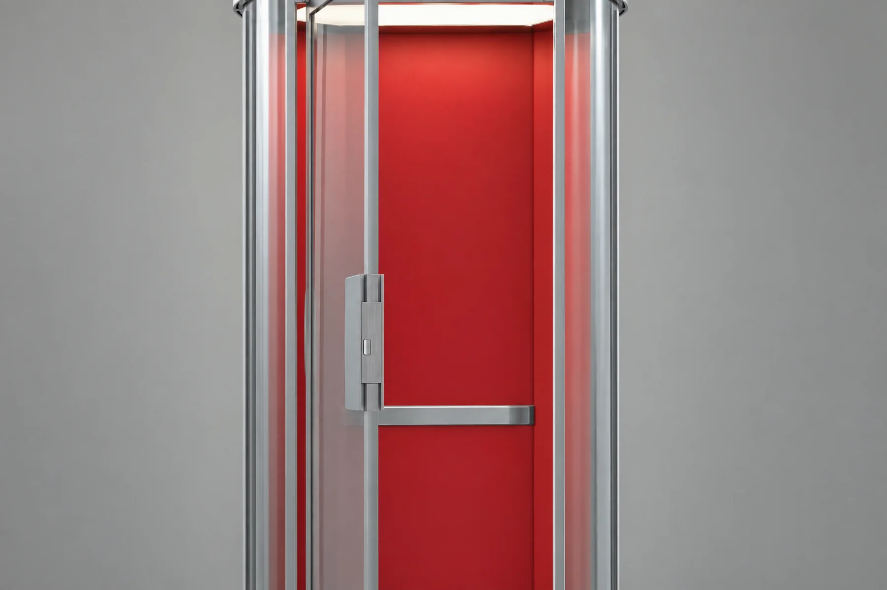 Close-up pintu home lift tanpa shaft: gagang pipa aluminium pada daun kaca bening, dengan panel kabin merah di belakangnya