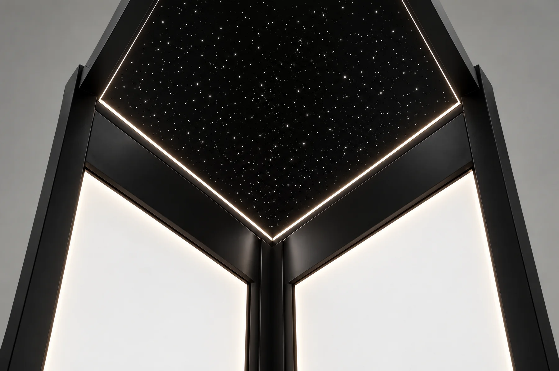 Menengadah di dalam kabin Tenkai Tsuki ke plafon bintang hitam, dengan strip LED hangat di tepinya dan rangka hitam yang bertemu di atas