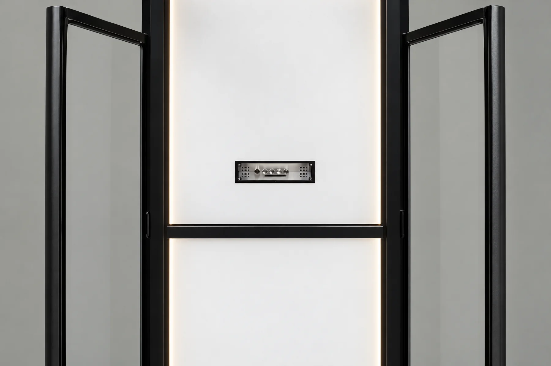 Kabin Tenkai Tsuki tampak depan dengan kedua pintu kaca terbuka, memperlihatkan panel kabin putih yang menyala dan panel kontrol di ketinggian tengah