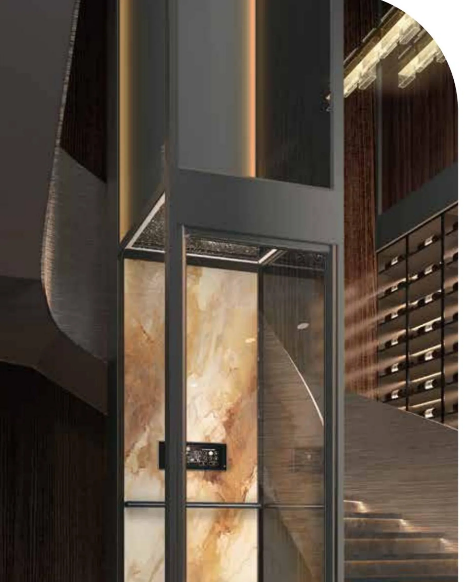 Tenkai Tsuki terpasang pada dinding kayu gelap, kabinnya bercahaya dari dalam di balik panel bermotif onyx, di samping tangga