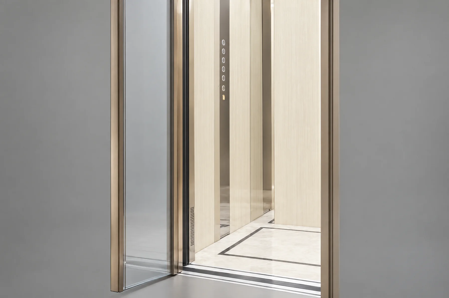 Close-up studio Tenkai V300: pintu ayun kaca berrangka stainless champagne, terbuka ke dinding kabin bermotif serat gading dan panel kabin